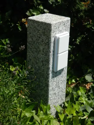Steckdosensäule Granit grau geflammt