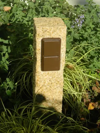 Steckdosensäule Granit gelb gespitzt