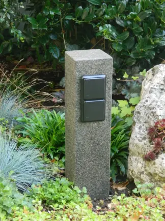 Steckdosensäule Granit anthrazit geflammt