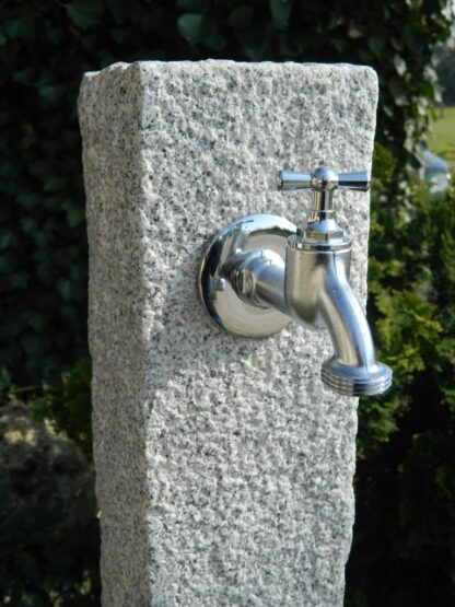 Wasserzapfsäule Granit, grau, gestockt