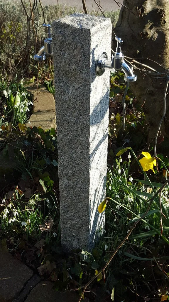 Wasserzapfsäule mit zwei Kränen gegenüberliegend