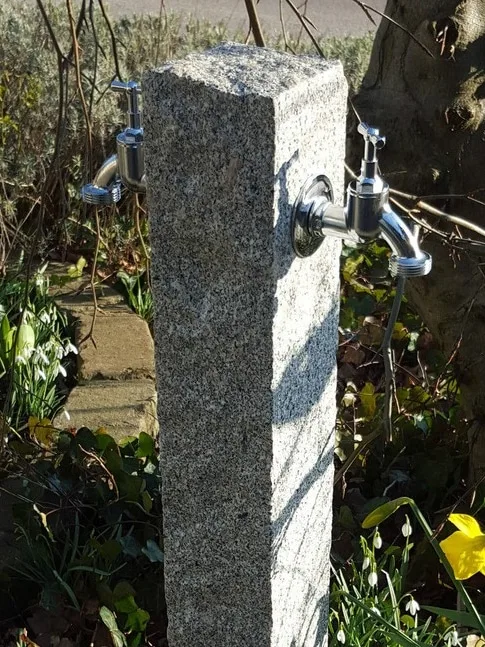 Wasserzapfsäule mit zwei Kränen gegenüberliegend