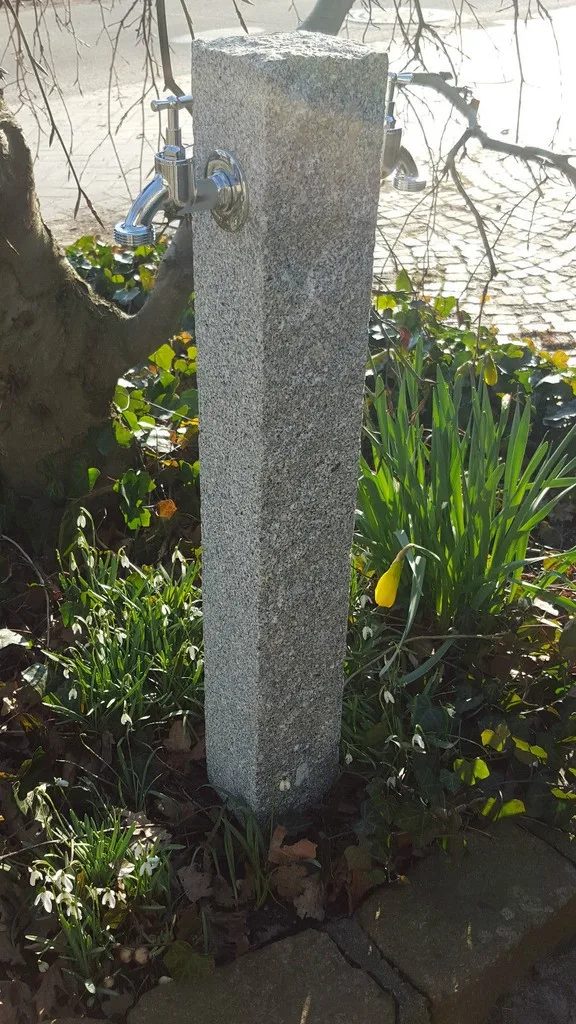 Wasserzapfsäule mit zwei Kränen gegenüberliegend