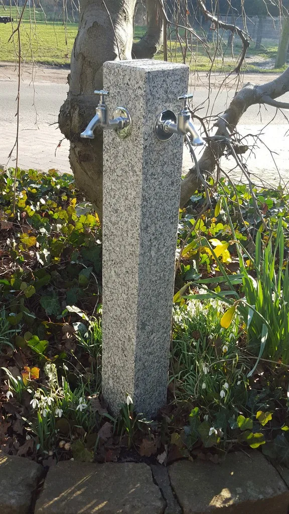 Wasserzapfsäule mit zwei Kränen 90 Grad