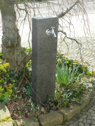 Wasserzapfsäule Basalt breit, geflammt