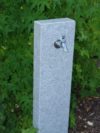 Wasserzapfsäule Granit grau breit geflammt