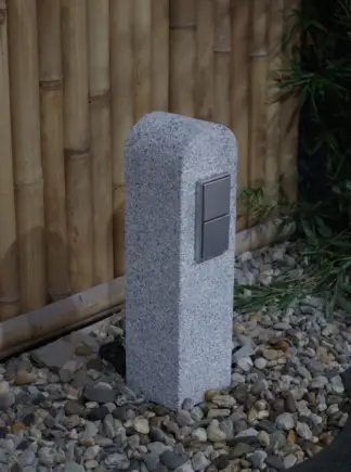 Steckdosensäule Granit, abgerundeter Kopf, gestockt