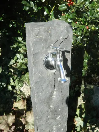 Wasserzapfsäule Basalt gespalten