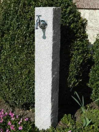 Wasserzapfsäule Granit grau gestockt & gespitzt